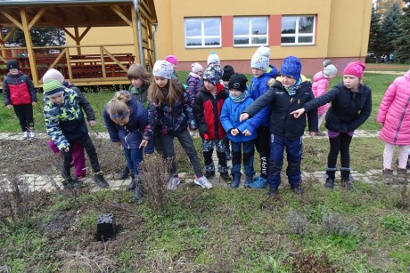 Po jejich návštěvě jsme hledali podle plánku čokoládové vajíčko na školní zahradě. A našli!