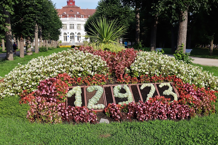 V září jsme také vyrazili na Putování s Varybou. Kdy? Jen se podívejte na květinový záhon - 12. 9. 2023.