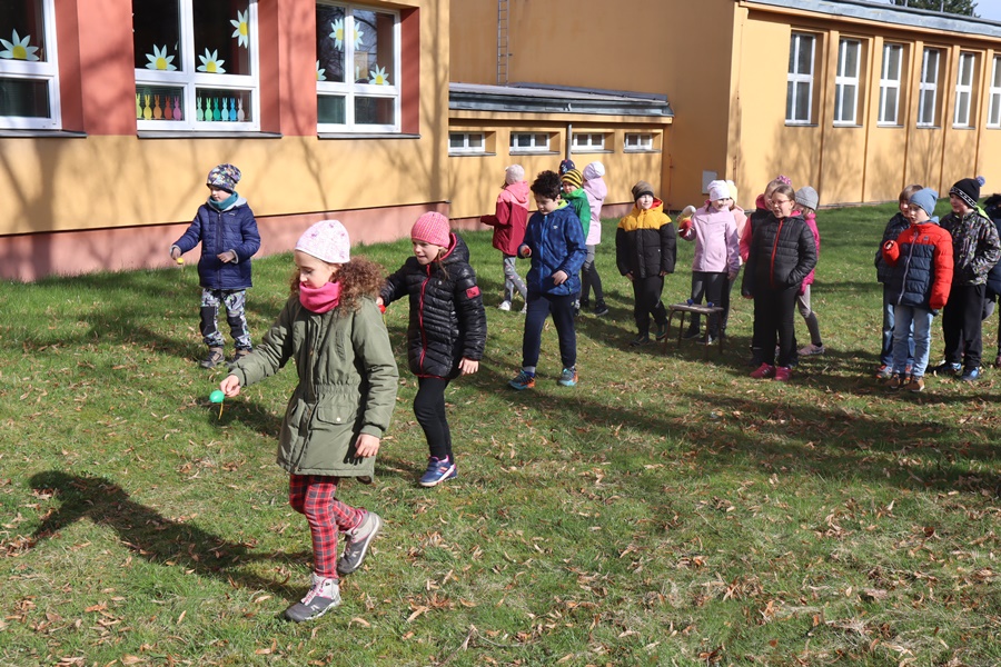 Hledali jsme vajíčka, házeli s nimi na zajíčka, malovali jsme i ověřovali své znalosti o Velikonocích.