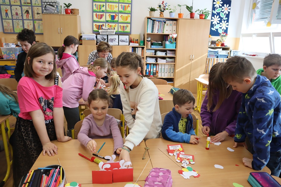 Na konci března jsme ve škole přivítali děti z MŠ a vyráběli jsme s nimi velikonoční výrobky.